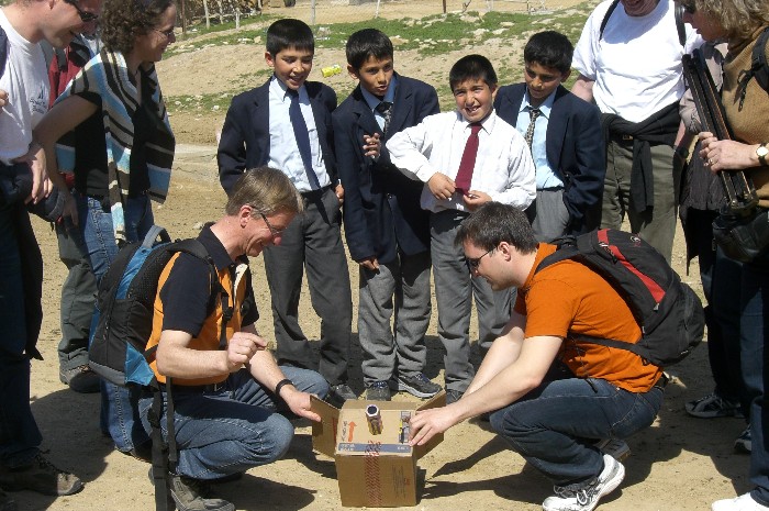 Schulkinder bei der Vorführung eines Sonnenprojektors