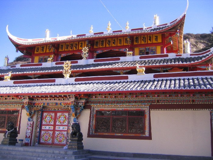 Gebetshalle im tibetischen Kloster