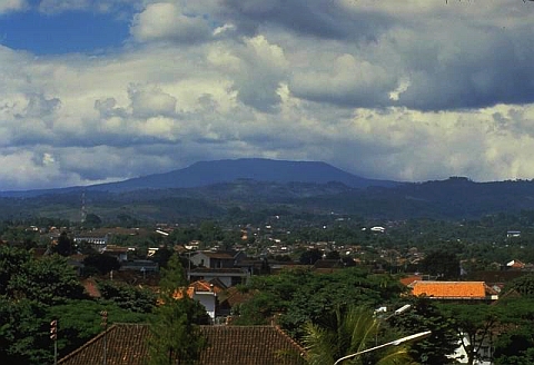 Blick über Bandung auf den Tangkuban Perahu