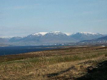 Blick über den Fjord auf Akureyri