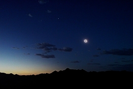 Foto der Totalen Sonnenfinsternis am 01.08.2008, die bei ähnlich niedrigem Sonnenstand stattfand, wie die SoFi am 20.03.2015 (Aufnahme: Angela Weidenbach / Eclipse-Reisen.de)