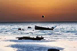 Masirah Island, Bildautor Marlon Cureg, lizenziert unter https://creativecommons.org/licenses/by/2.0/deed.en. Bild leicht verändert.