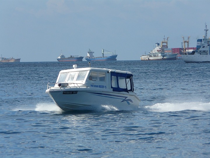 Frachter und Motorboot