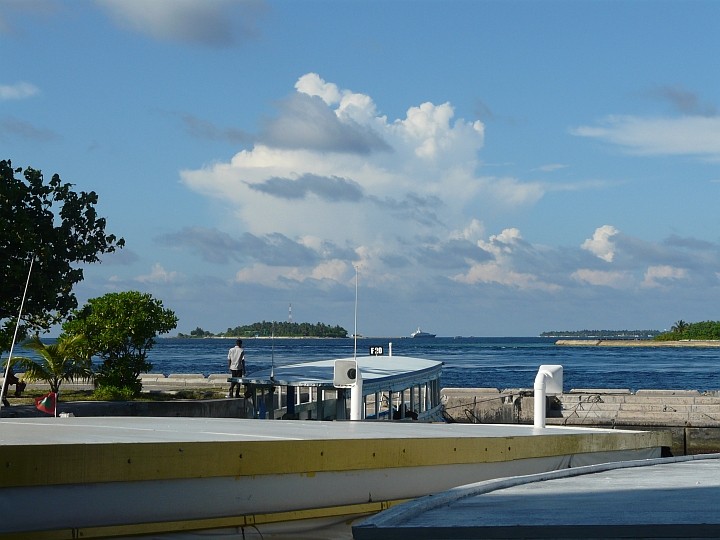 Blick vom Dhoni-Hafen auf einige kleine Nachbarinseln