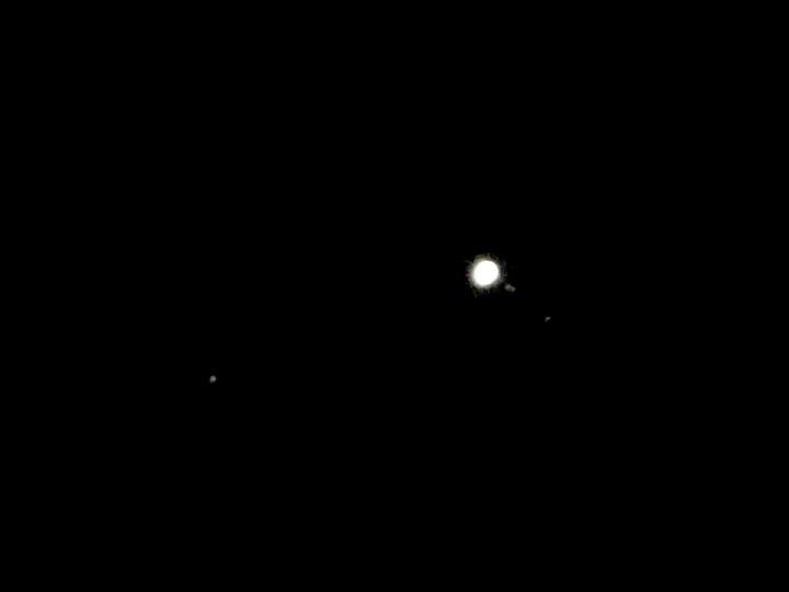 Samstag, kurz nach Mitternacht: Jupiter mit 3 Monden, fotografiert aus dem Hotelfenster in Deißlingen