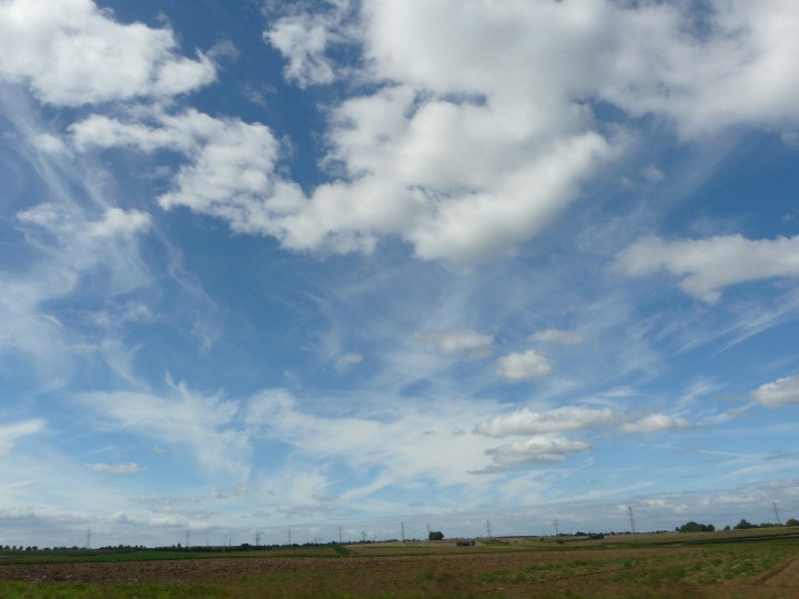 Donnerstag, gegen Mittag: ein Wolkenzoo auf der Fahrt nach Villingen-Schwenningen